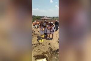 Entierran cuerpo de Esmeralda de Luna, la hispana apuñalada frente a sus hijos en Chicago