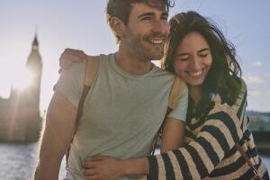 pareja-abrazo-viaje.jpg