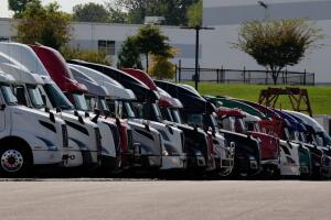 El Departamento de Transporte asegura que muchos camioneros extranjeros tienen licencias sin cumplir con los requisitos.