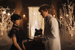 Escena del baile Raven'N en 'Wednesday', serie de Netflix