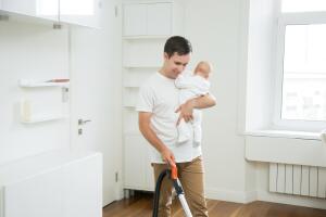 papa_padre_hombre_limpiando_casa.jpg