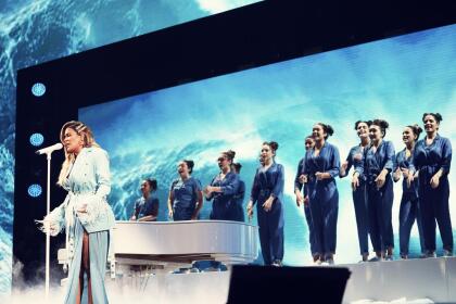 Destacaron sus accesorios en el pelo, usó unos broches en los que se leían las palabras "Ocean" y "Karol G".