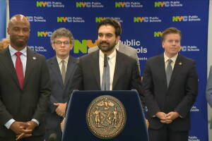 Nueva York prohíbe uso de inteligencia artificial en escuelas públicas y fija límites de pantalla.