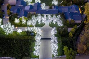 Kim Kardashian optó por una decoración muy luminosa. 