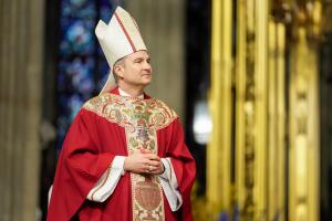 Tras escuchar un mensaje papal, Hicks aceptó formalmente el cargo.