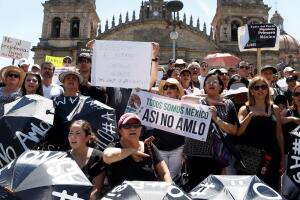 Miles de mexicanos marchan por desacuerdo de políticas de nuevo gobierno