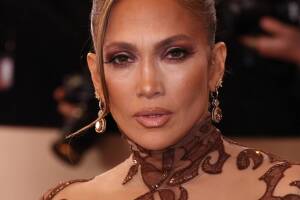 JLo optó por un recogido para complementar su look.