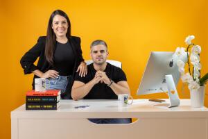 La historia de Joel y Cintya refleja la resiliencia y el espíritu emprendedor de los migrantes latinos que comienzan desde cero en otro país.