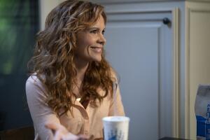 Cobra Kai Courtney Henggeler es Amanda LaRusso y Robyn Lively es Jessica Curtis Bonds Baker Netflix (2).jpg