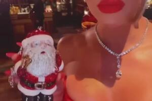 Khloe Kardashian Santa Navidad 2022.jpg