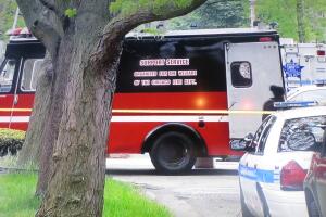 Fotos de la escena donde un sujeto se encuentra atrincherado en Fernwood.