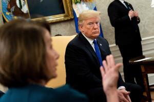 El presidente Donald Trump observa a Nancy Pelosi poco antes del inicio de la acalorada discusión.