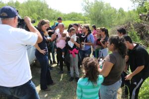 Este grupo de 24 inmigrantes fue interceptado por la Patrulla Fronteriza de Estados Unidos el 27 de junio. Había mujeres, niños y bebés que habían emprendido el camino semanas atrás. Algunos recorrieron más de 2 mil millas. 