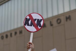 Un cartel anti Ku Klux Klan en una marcha en agosto 2017 luego de que un supremacista blanco en Charlottesville, Virginia, arrollara y matara a una joven antirracista.