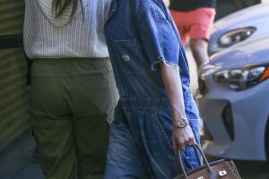 JLo traía aretes de Jennifer Fisher Samira de 275 dólares.