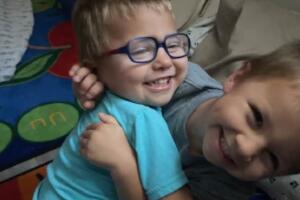 Hermanos gemelos de 7 años mueren tras caer a un estanque congelado en Carolina del Norte