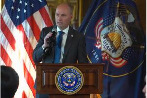 Gobernador Spencer Cox de Utah