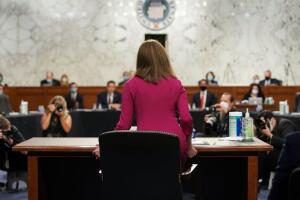Amy Coney Barrett toma su asiento ante el Comité Judicial del Senado en Washington DC, al inicio de su audiencia de confirmación.
