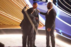 Amigos de Will Smith se acercaron para tranquilizarlo durante el cote comercial.