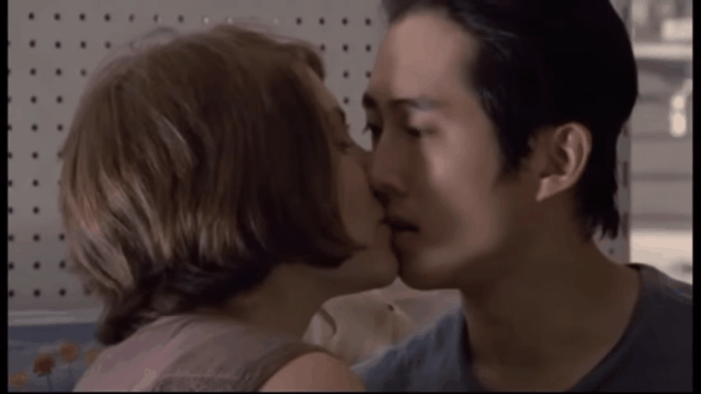 gif beso Maggie y Glenn