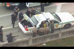 Mujer patea ventanilla de patrulla policial