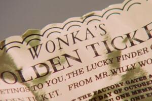Boleto dorado Willy Wonka hollywood.jpg