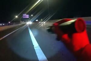 Oficial de DPS se salva de ser arrollado en la autopista por conductor distraído
