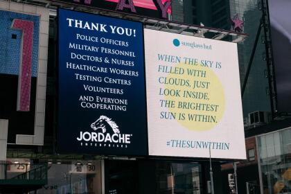 Coronavirus: carteles publicitarios del Times Square se llenan de mensajes de apoyo a los trabajadores esenciales 47 "Gracias. Oficiales de la policía, militares, doctores y enfermeros, trabajadores de la salud, de los centros de pruebas, voluntarios, y todos los que están cooperando".