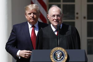 El presidente Donald Trump junto al magistrado de la Corte Suprema Anthony Kennedy. 