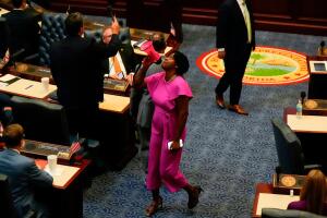 La representante estatal demócrata Angie Nixon habla en voz alta en la Cámara de Representantes estatal de la Legislatura de Florida en Tallahassee, el 29 de abril del 2026.