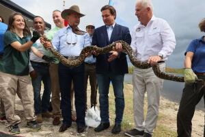 DeSantis con pitón, 2021