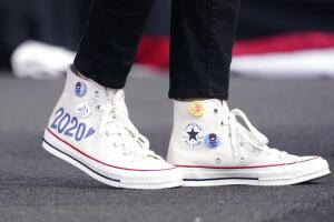 Kamala Harris tenis converse