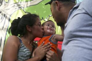 Niño de un año reunificado en Honduras