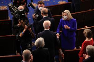 El presidente estadounidense Joe Biden saluda a la legisladora republicana Liz Cheney el 28 de abril del 2021 en el Capitolio.
