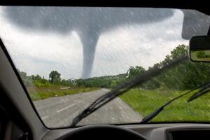 Cómo sobrevivir a un tornado en tu carro