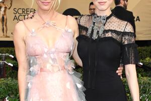 kaley_cuoco_briana_cuoco_sag_awards_2017.jpg