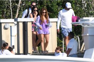 Lewis Hamilton pasó en yate por Shakira hasta el muelle de la mansión que la colombiana tiene en Miami.