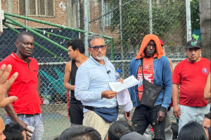 García se dirige a un grupo de inmigrantes.