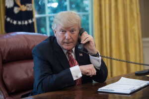 El presidente Donald Trump ha tenido algunos episodios interesantes hablando por teléfono desde la Oficina Oval de la Casa Blanca.