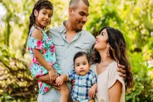 A Rayne le sobrevive su hija Nakoma, de 4 años, Malachite, de 1 y su esposo Erasmo Silva. Rayne y su esposo también compartían una pequeña empresa, Nakomas Woodworking. 