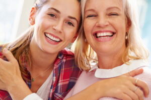 mae-filha-abraco-sorriso.jpg