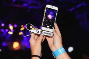 La TSA prohíbe baterías de litio en equipaje facturado para detectar y controlar incendios en la cabina. 