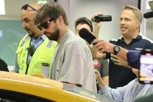 Piqué fue abordado por varios reporteros a su arribo a Miami y a los cuales ignoró. 
