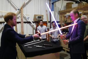 Príncipes William y Harry en premiere de Star Wars