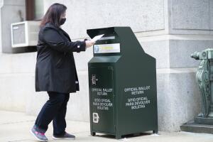 Una mujer deposita su voto anticipado el 17 de octubre del 2020 en Filadelfia, Pensilvania.