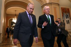 El republicano Mitch McConnell (derecha) no prestó atención a las quejas del demócrata Charles Schumer y cambió las reglas del Senado.