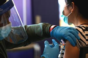 Mujer recibe la vacuna contra el covid-19 en California.