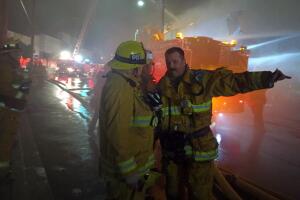 Incendio en un almacén de distribución en Boyle Heights, en Los Ángeles