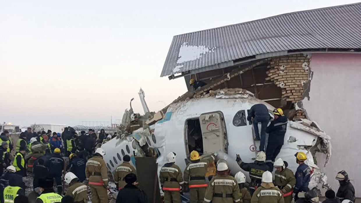 Accidente aéreo en Kazajistán: no se incendió aunque murieron al menos 12 personas (imágenes ...