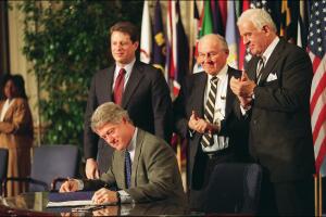 CLinton firma nafata diciembre 8 de 1993